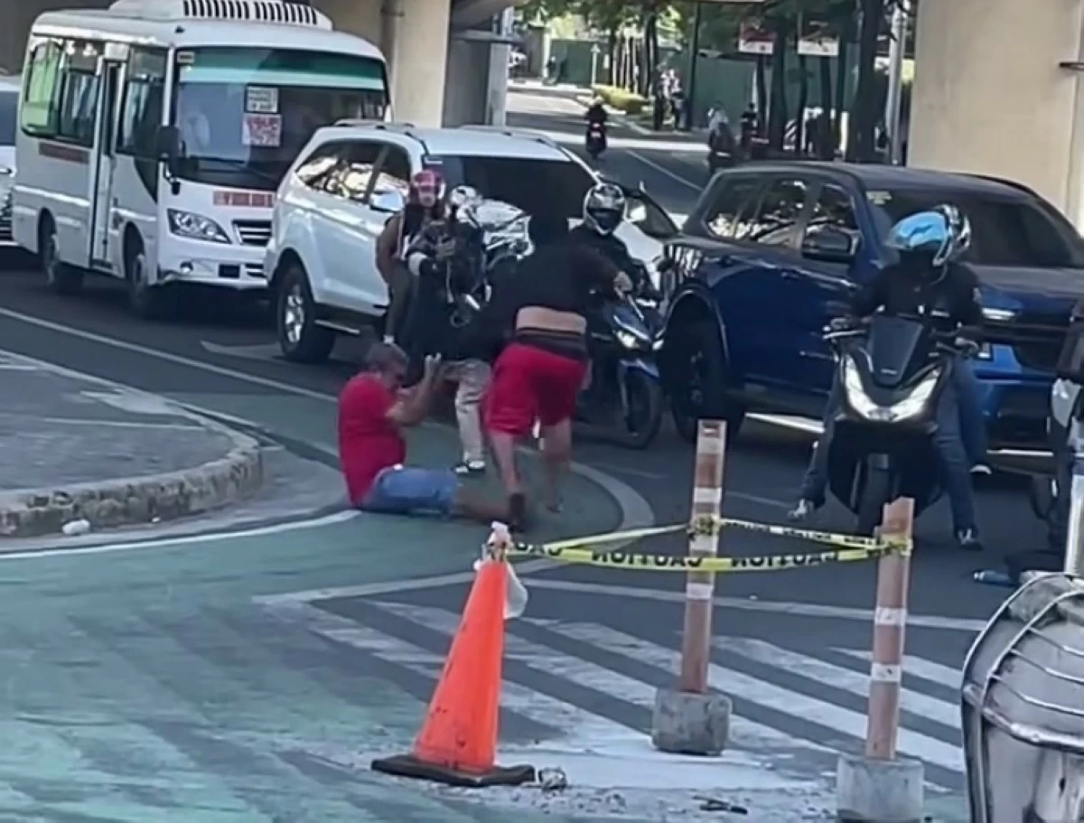 The suspect (in black shirt) attacking a  man in Bonifacio Global City, Taguig on May 7 (Screenshot from Boom Umali's video)