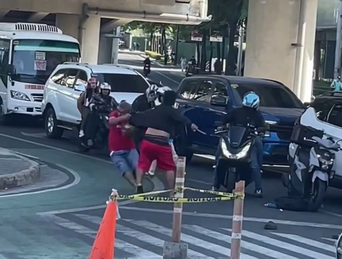 The suspect (in black shirt) attacking a man in Bonifacio Global City, Taguig on May 7 (Screenshot from Boom Umali's video)