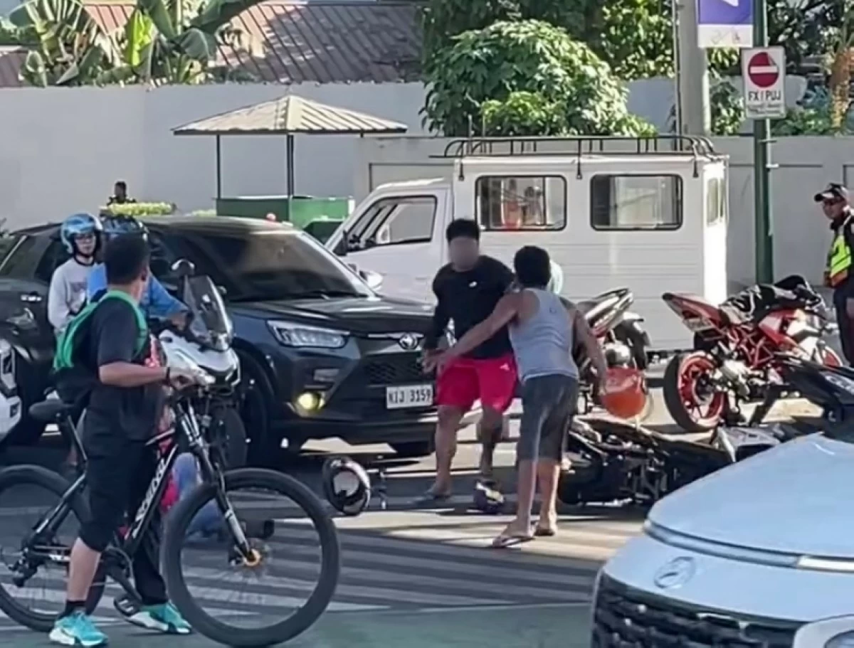The suspect (in black shirt) in Bonifacio Global City, Taguig on May 7 (Screenshot from Boom Umali's video) 