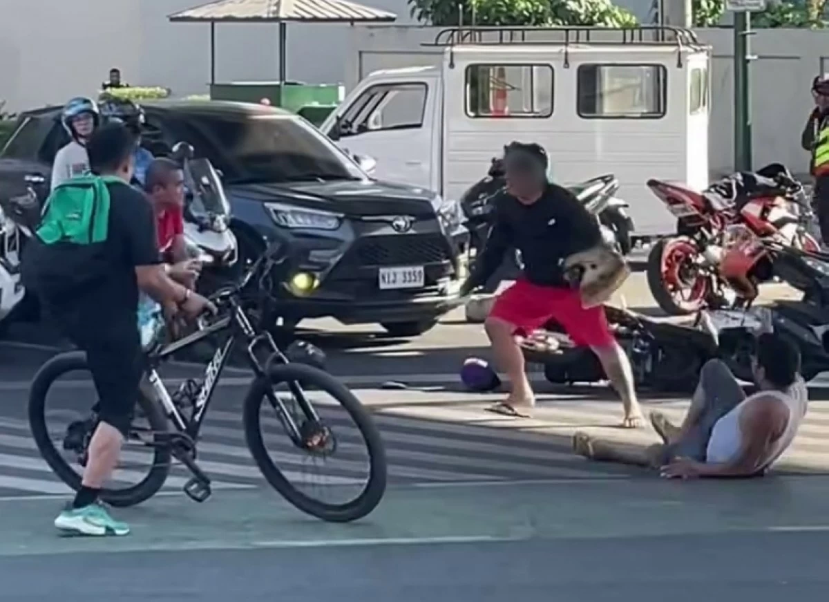 The suspect (in black shirt) during the attack in Bonifacio Global City, Taguig on May 7 (Screenshot from Boom Umali's video) 