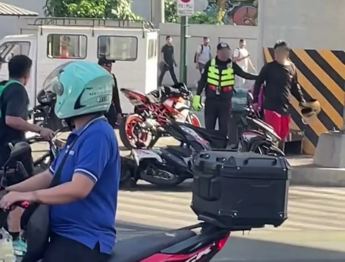 The suspect (right, in black shirt) walking away after the attack in Bonifacio Global City, Taguig on May 7 (Screenshot from Boom Umali's video) 