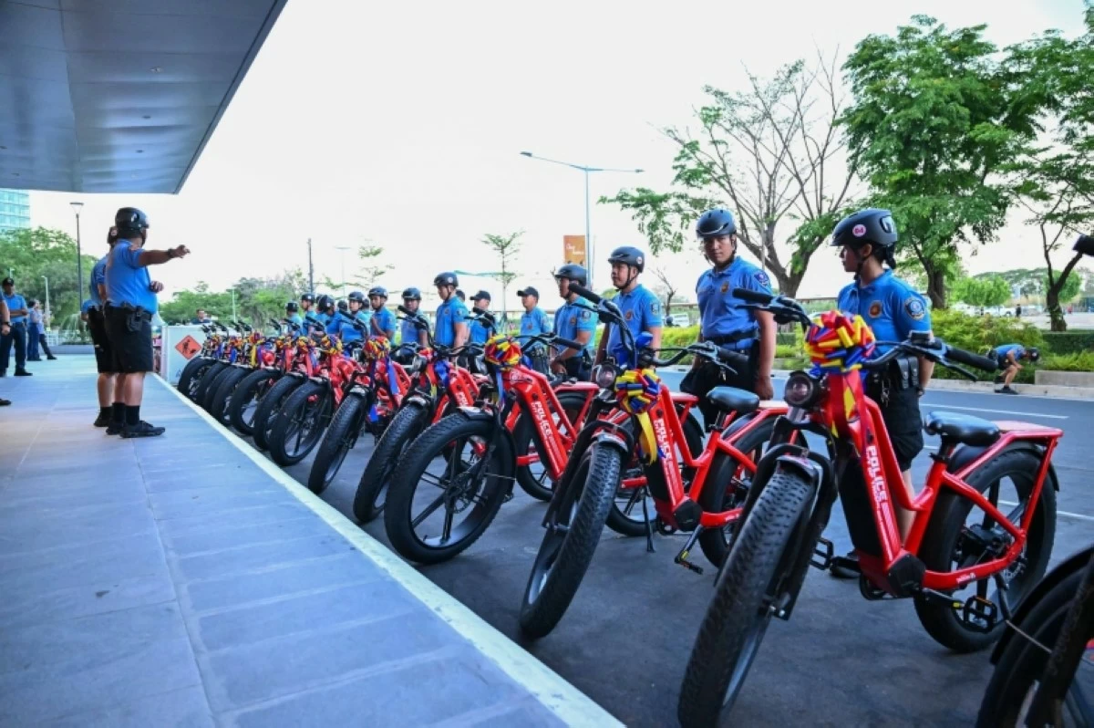 The Taguig police with the new e-bikes (Photo from the Taguig City government)