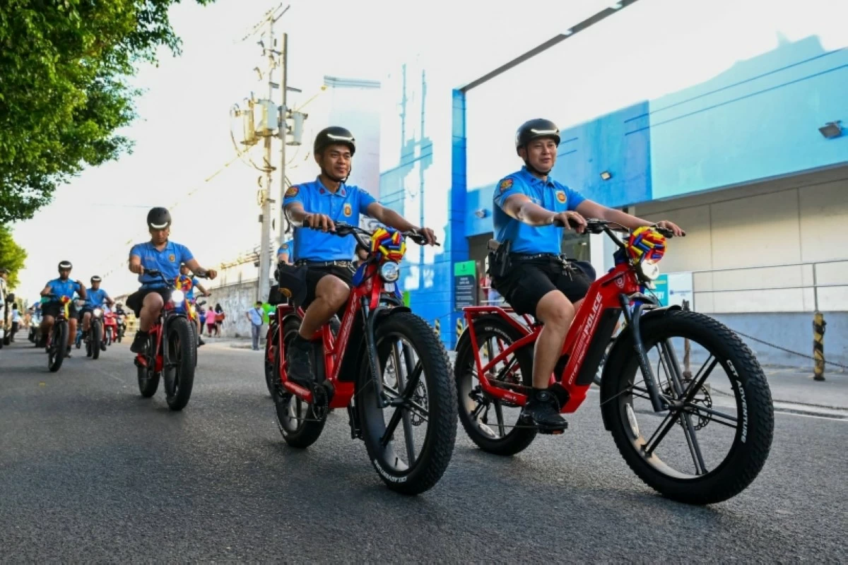 The Taguig police with the new e-bikes (Photo from the Taguig City government)