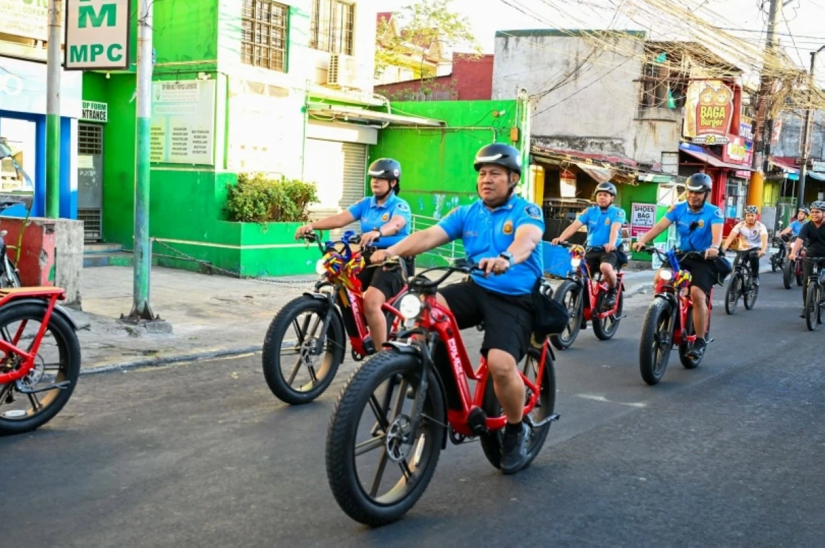The Taguig police with the new e-bikes (Photo from the Taguig City government)