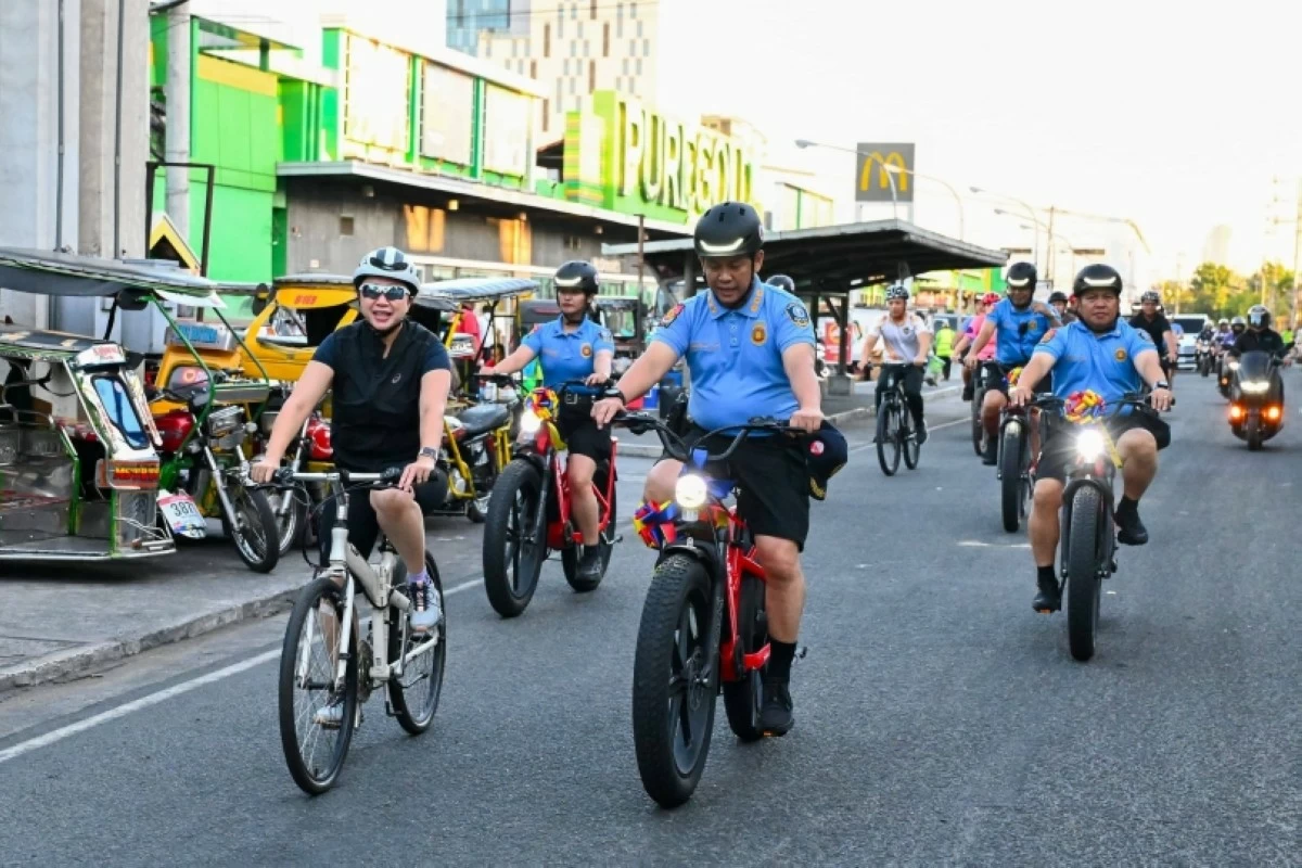 Taguig Mayor Lani Cayetano and the Taguig police using e-bikes (Photo from the Taguig City government)