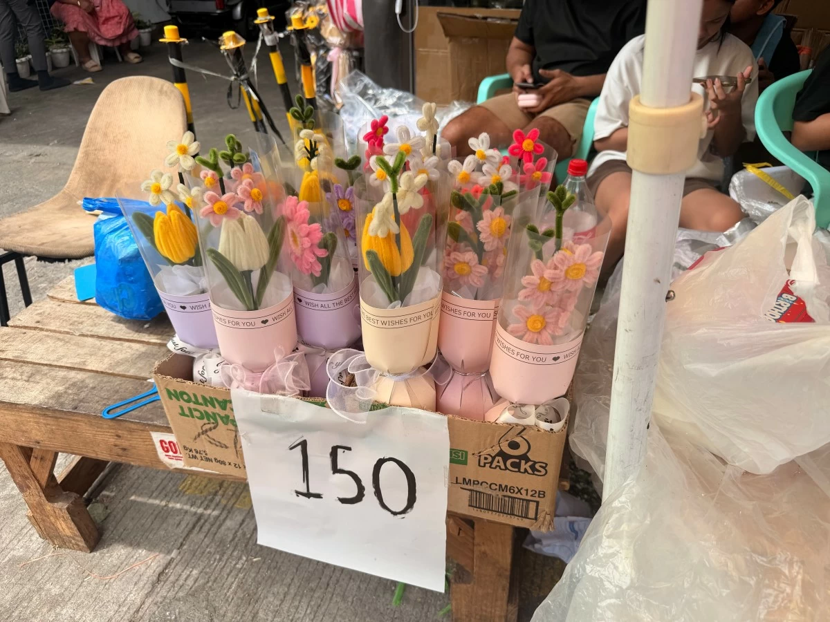 Fuzzy wire arrangements: Decorative fuzzy wire bouquets sell for around P500 and up, with additional stems priced at about P150 each.
