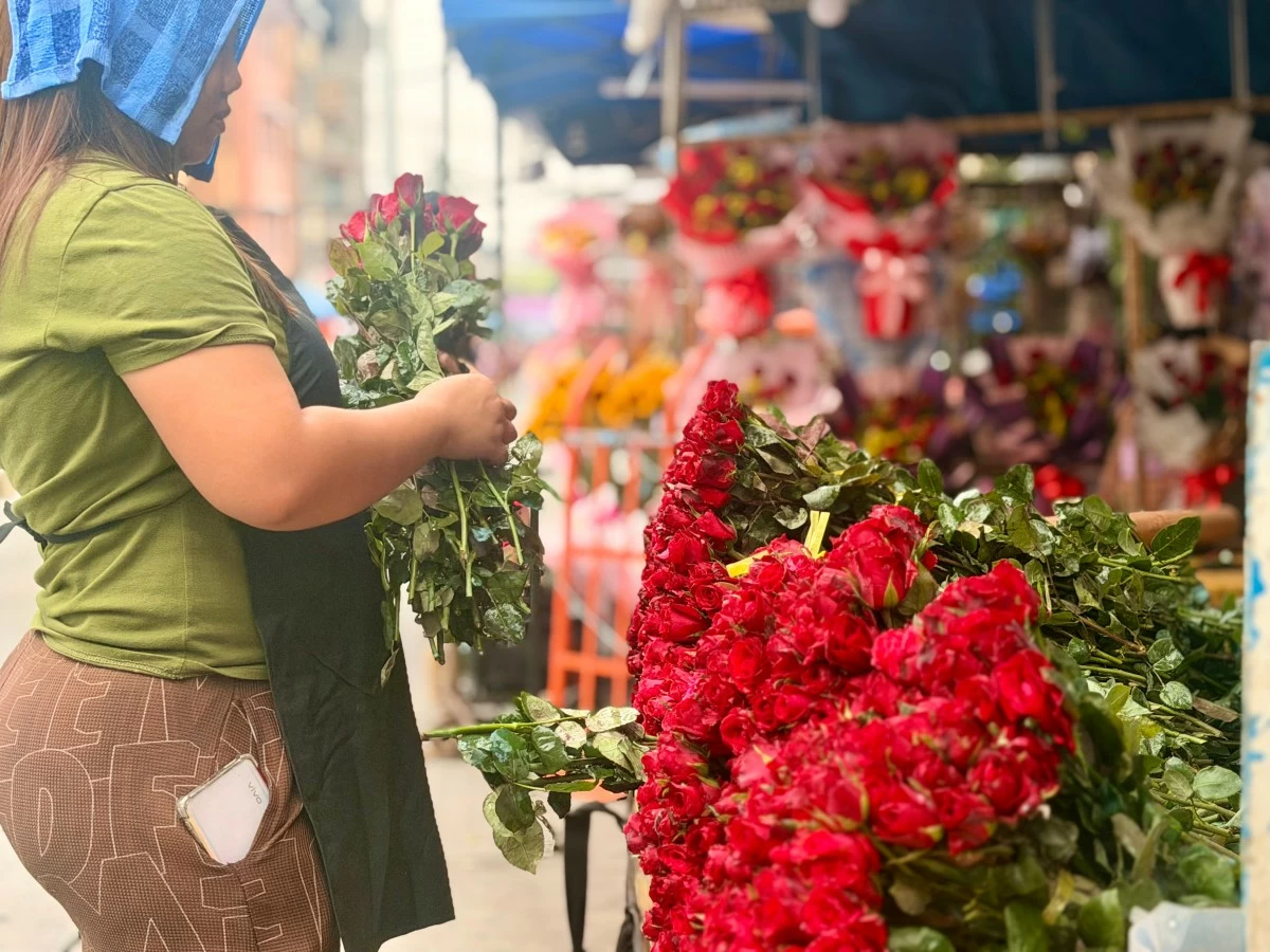Long-stem bundles are sold for about P600, while XL arrangements reach around P800, depending on color, quality, and bouquet size.