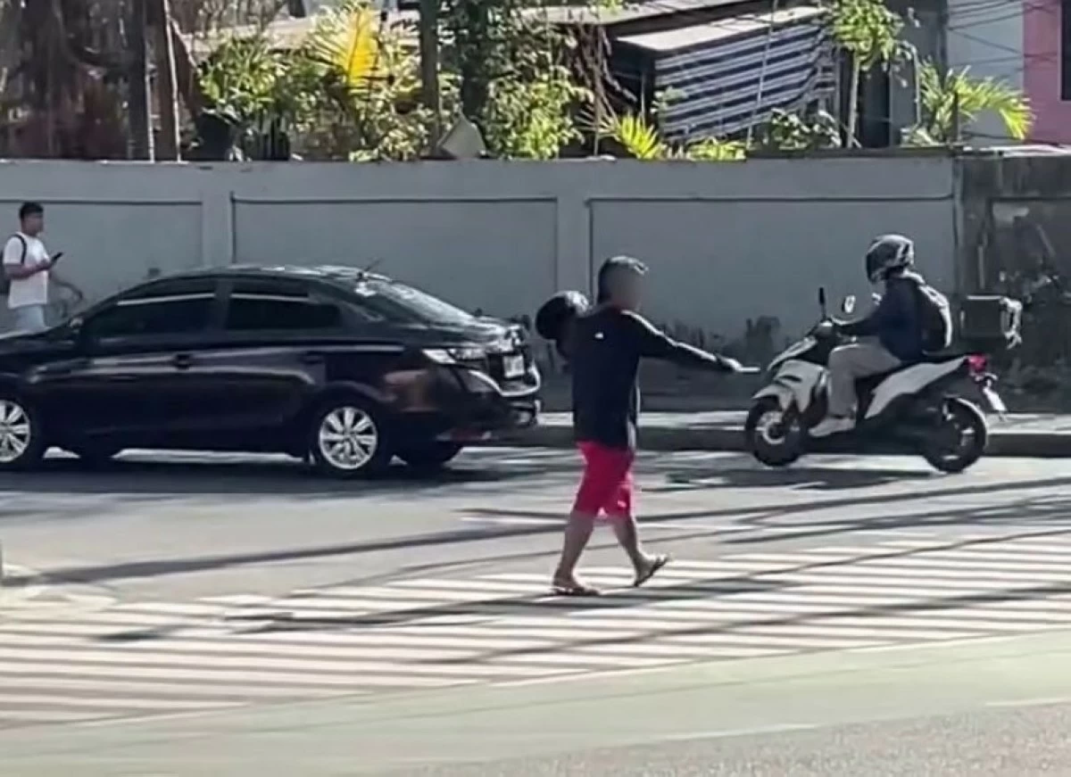 The suspect walking away after the attack in Bonifacio Global City, Taguig on May 7 (Screenshot from Boom Umali's video)