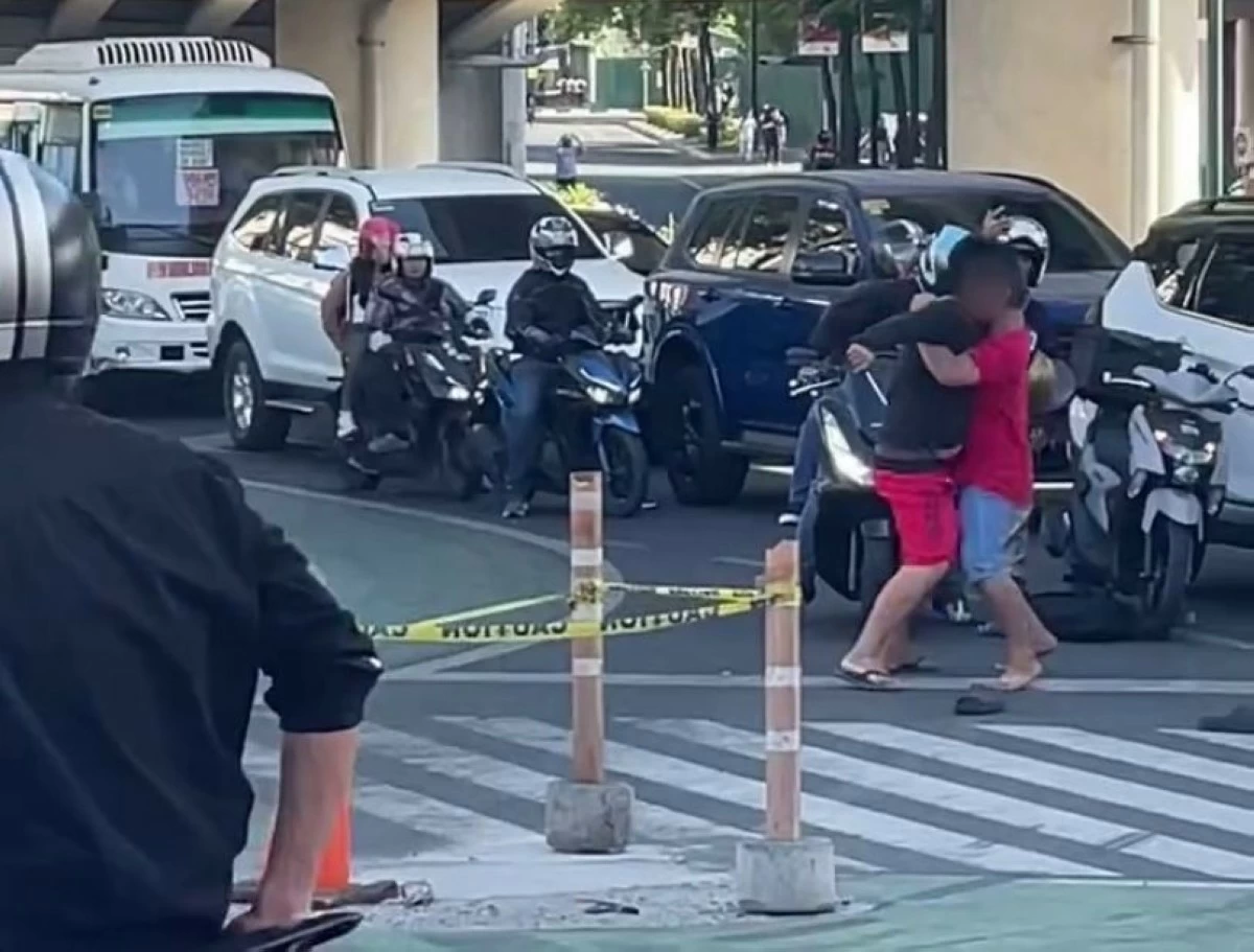 The suspect (in black shirt) attacking a man in Bonifacio Global City, Taguig on May 7 (Screenshot from Boom Umali's video)
