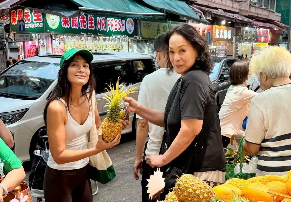Isabelle and Gloria at the market where her mom feels most alive (Photo: Isabelle Daza)