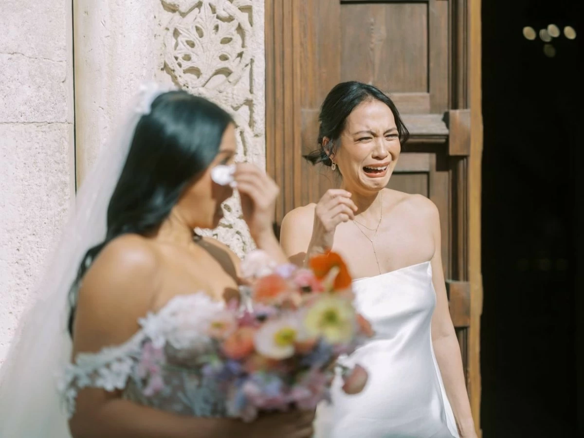 Isabelle crying before her sister walk down the aisle (Photo: Isabelle Daza)