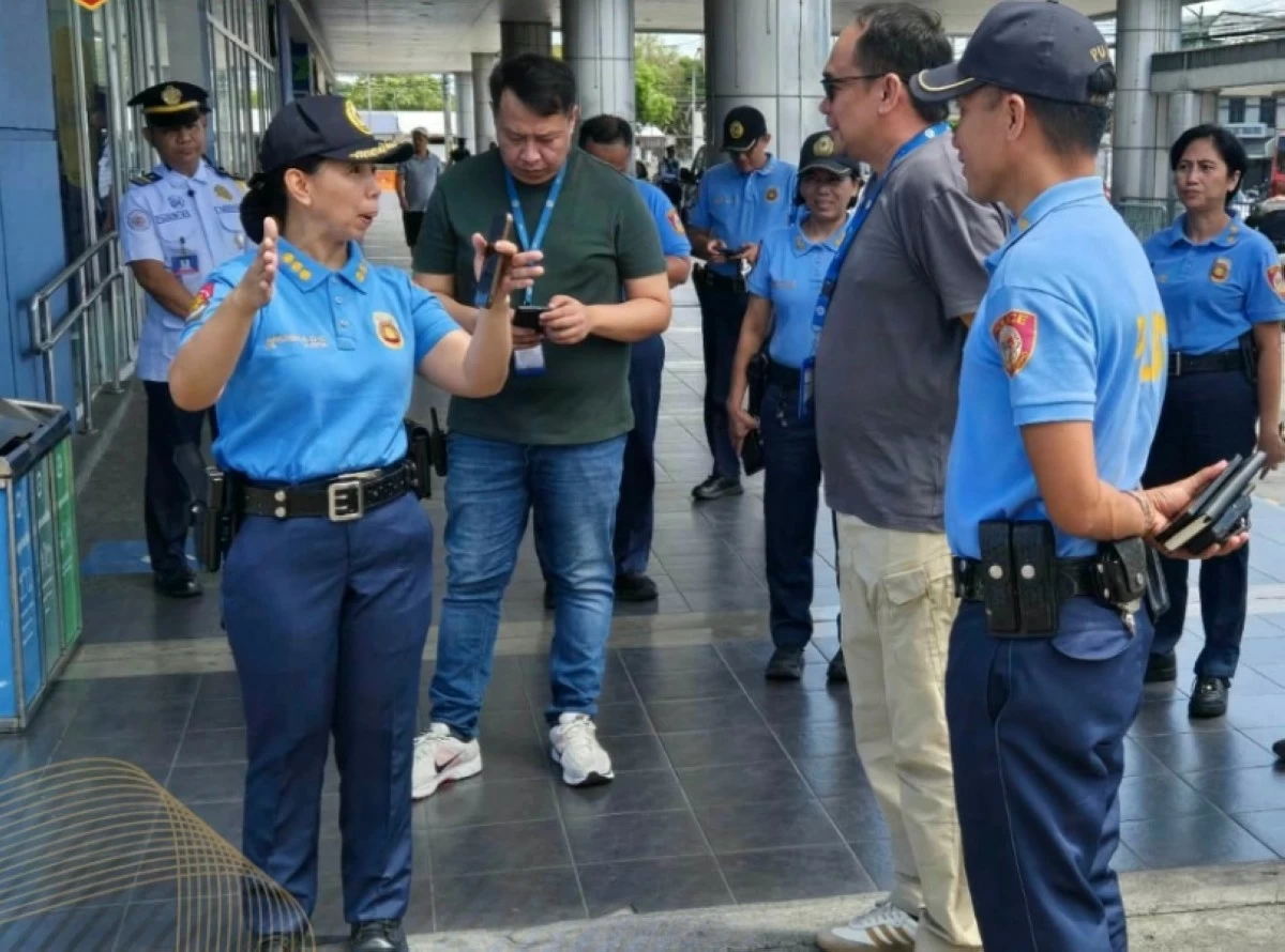 Col. Olivia Ancheta (left), the new acting Muntinlupa chief of police, at SM Center Muntinlupa (Photo from the Muntinlupa police) 
