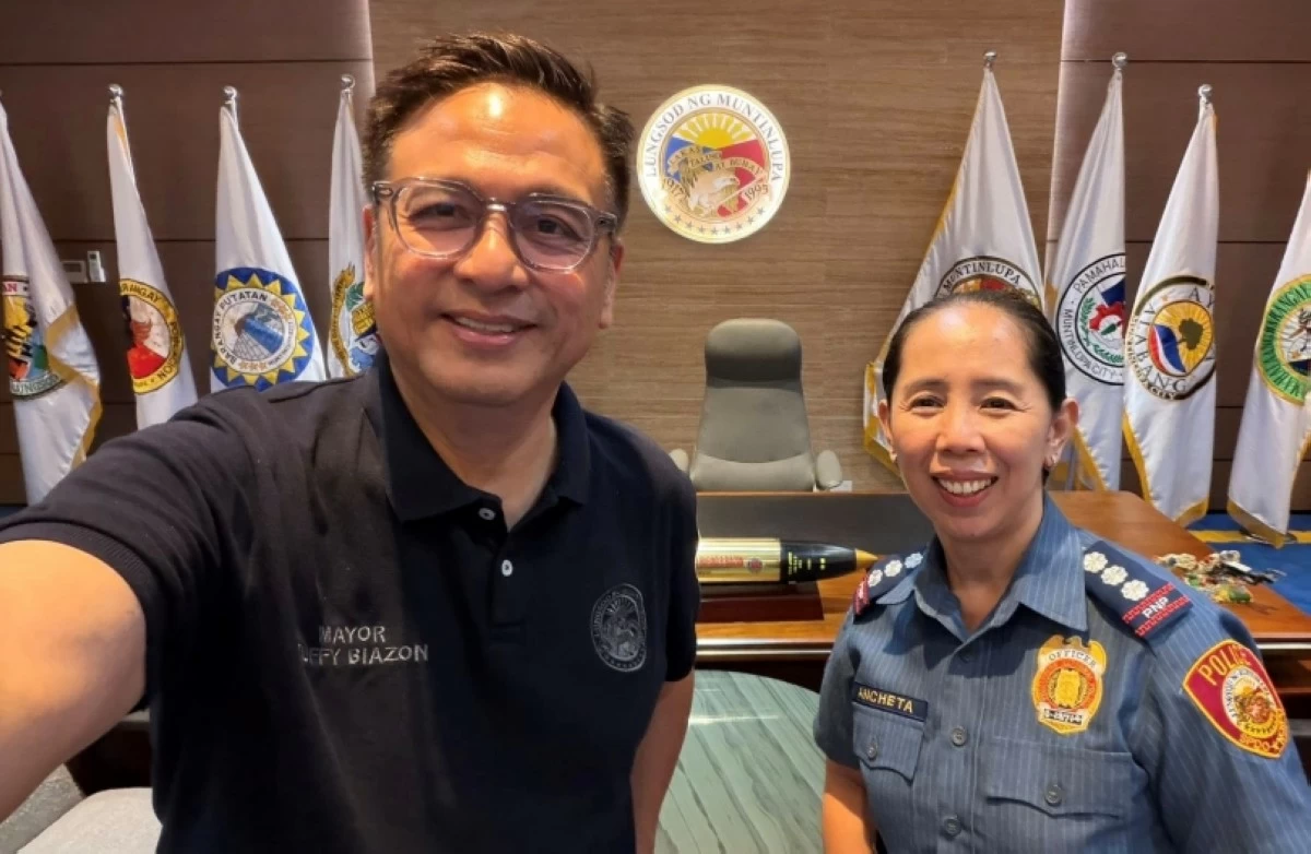 Col. Olivia Ancheta, the new acting Muntinlupa chief of police, with Muntinlupa Mayor Ruffy Biazon on May 8 (Photo from Mayor Biazon's Facebook account) 
