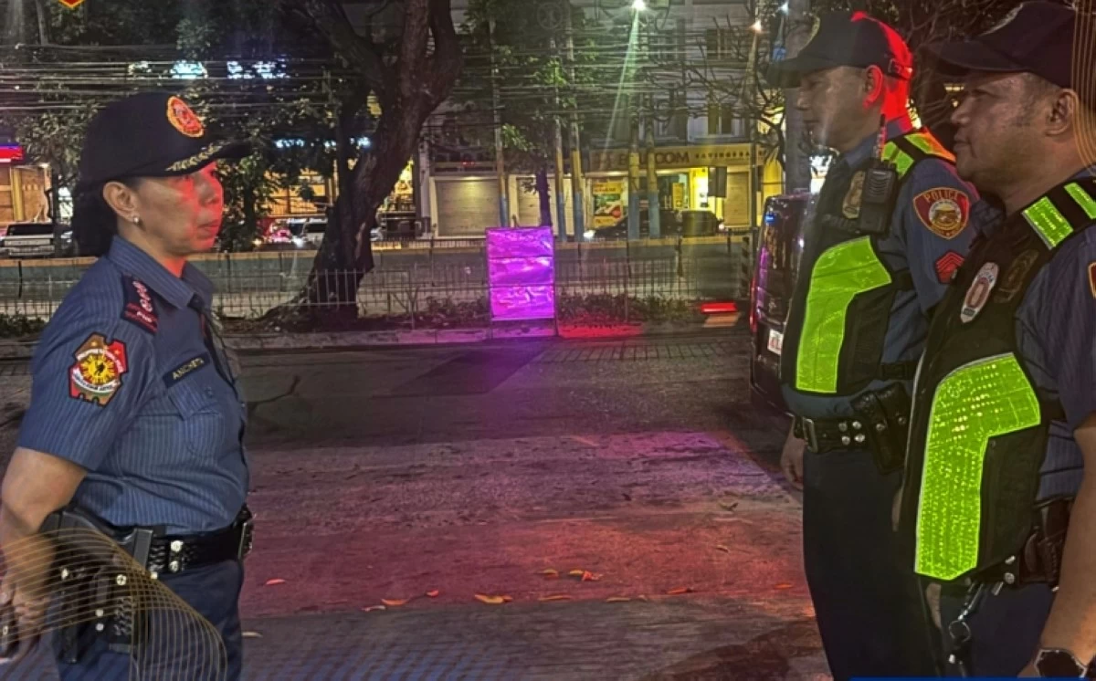 Col. Olivia Ancheta (left), the new acting Muntinlupa chief of police, during an inspection (Photo from the Muntinlupa police) 
