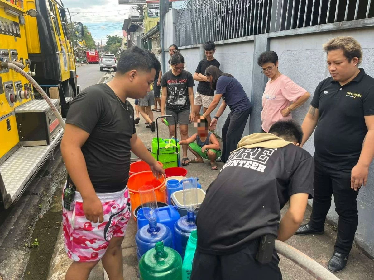 The Marikina Filipino-Chinese Fire Brigade volunteers provide water supply assistance to residents of Barangay Nangka in Marikina amid an ongoing water interruption due to an emergency leak repair on Saturday, May 9. (Photos from Marikina Filipino-Chinese Fire Brigade Volunteers)