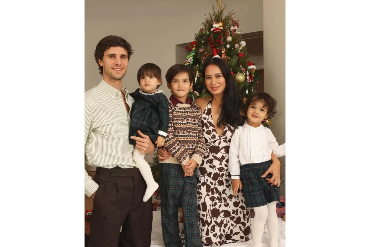 Isabelle with her husband Adrien Semblat and children Baltie, Valentin, and Esmeralda (Photo: Isabelle Daza/Instagram)