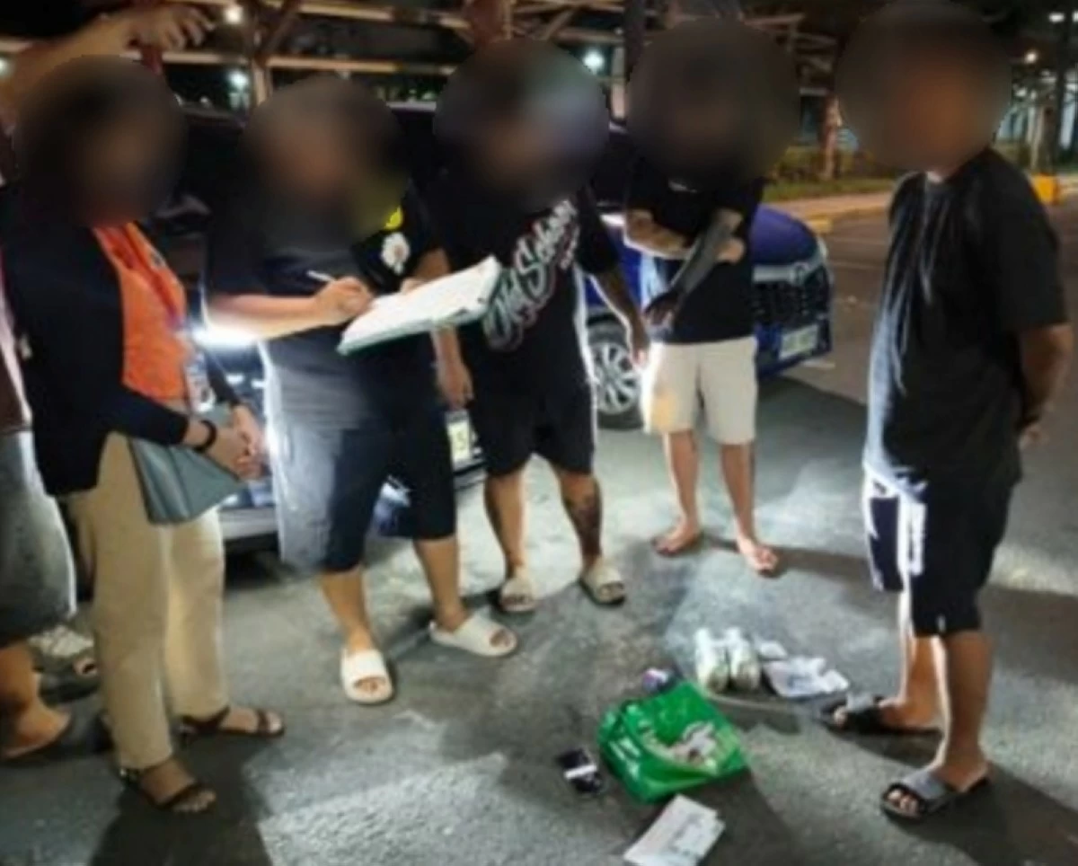 Police with the two drug suspects in Muntinlupa on May 9 (Photo from SPD)