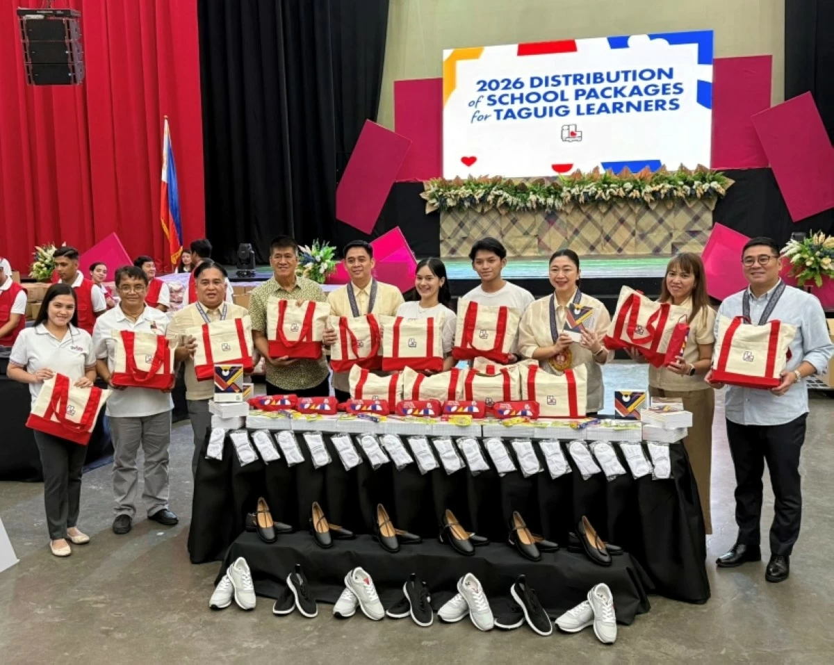 Mayor Lani Cayetano and other officials leading the distribution of school packages on May 11 (Photo from the Taguig City government's Facebook page) 
