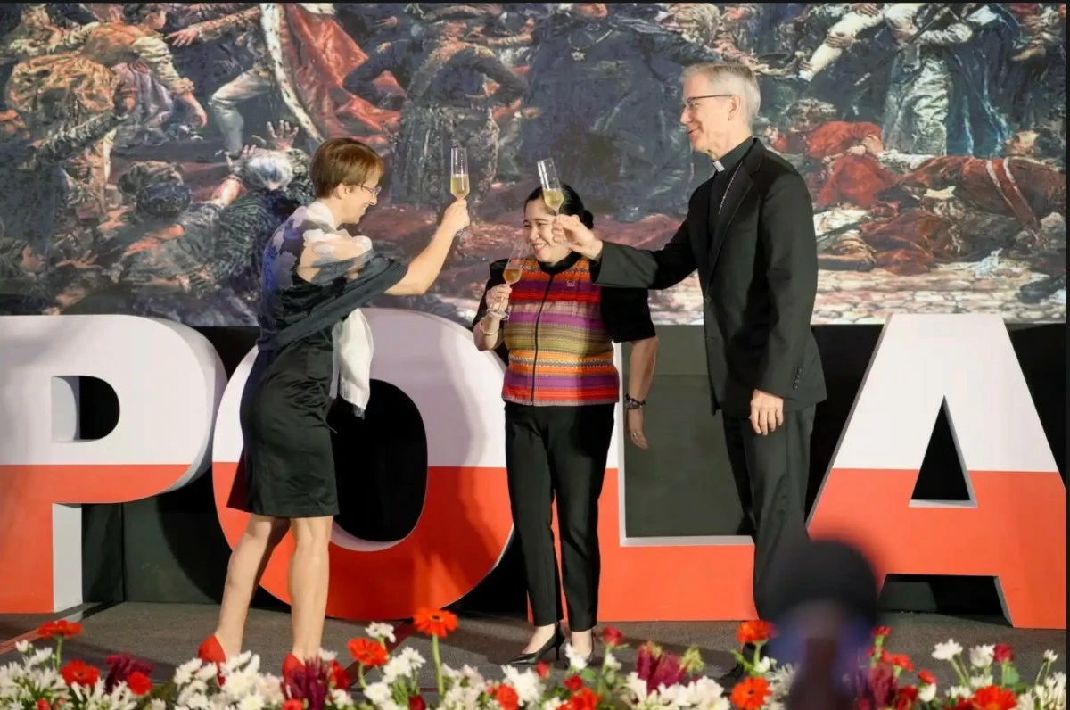 Chargé d’Affaires Katarzyna Wilkowiecka, DFA Undersecretary Ma. Theresa Dizon-de Vega, and Apostolic Nuncio Charles Brown share a toast during the celebration