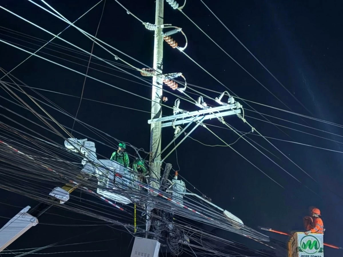 MORE Power linemen working. (MORE Power FB)