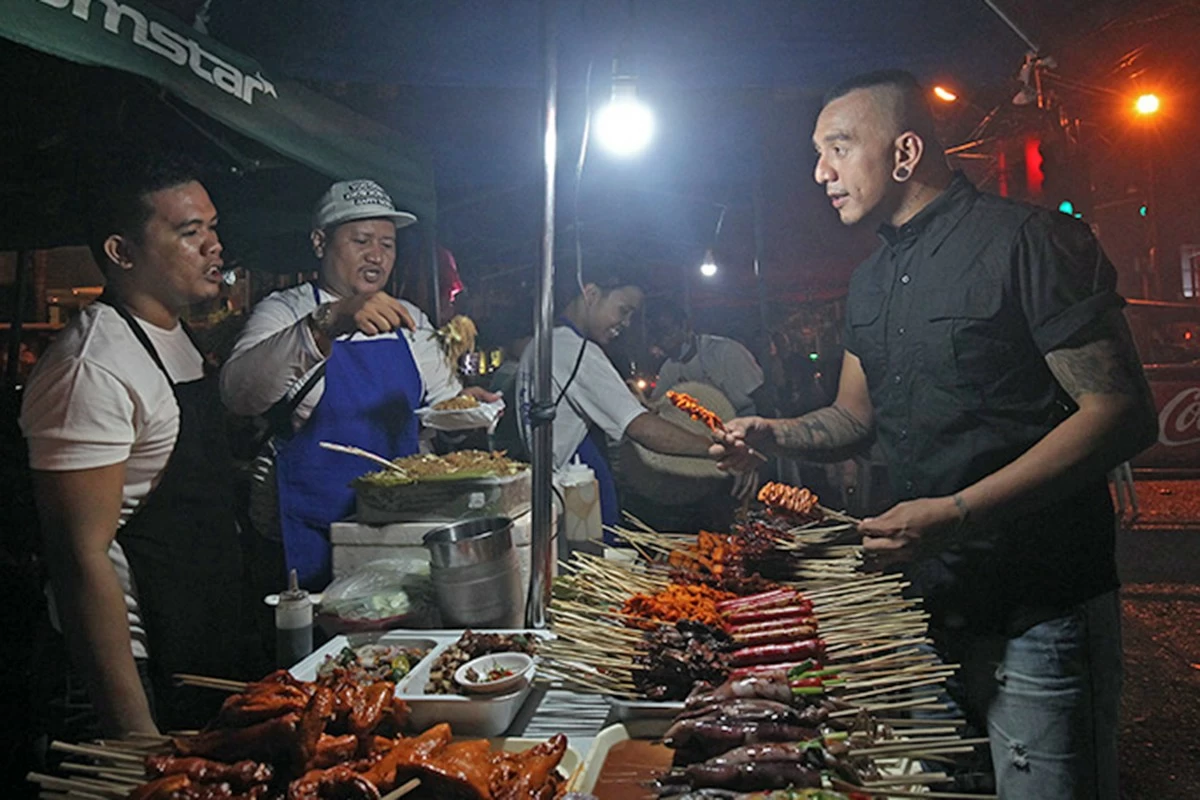 SUNDOWN MADNESS Feast on the street food at the Roxas Night Market