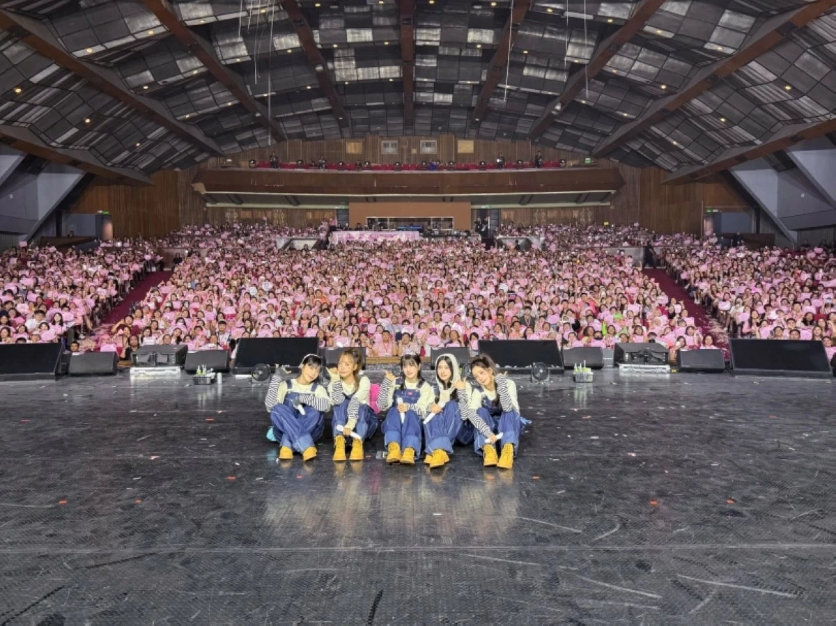 Apink in Manila (Instagram) 