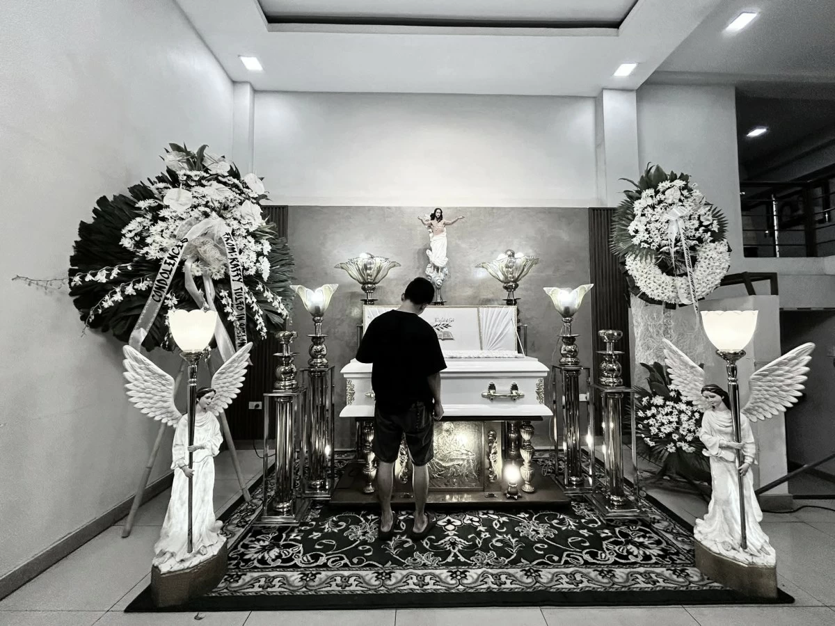 The father of five-year-old “Francis” mourn beside his remains after the child died weeks following a brutal attack in Navotas City on March 31. Francis died on May 10 after suffering serious injuries. (Photo courtesy of Jemuel Muleta/Facebook)