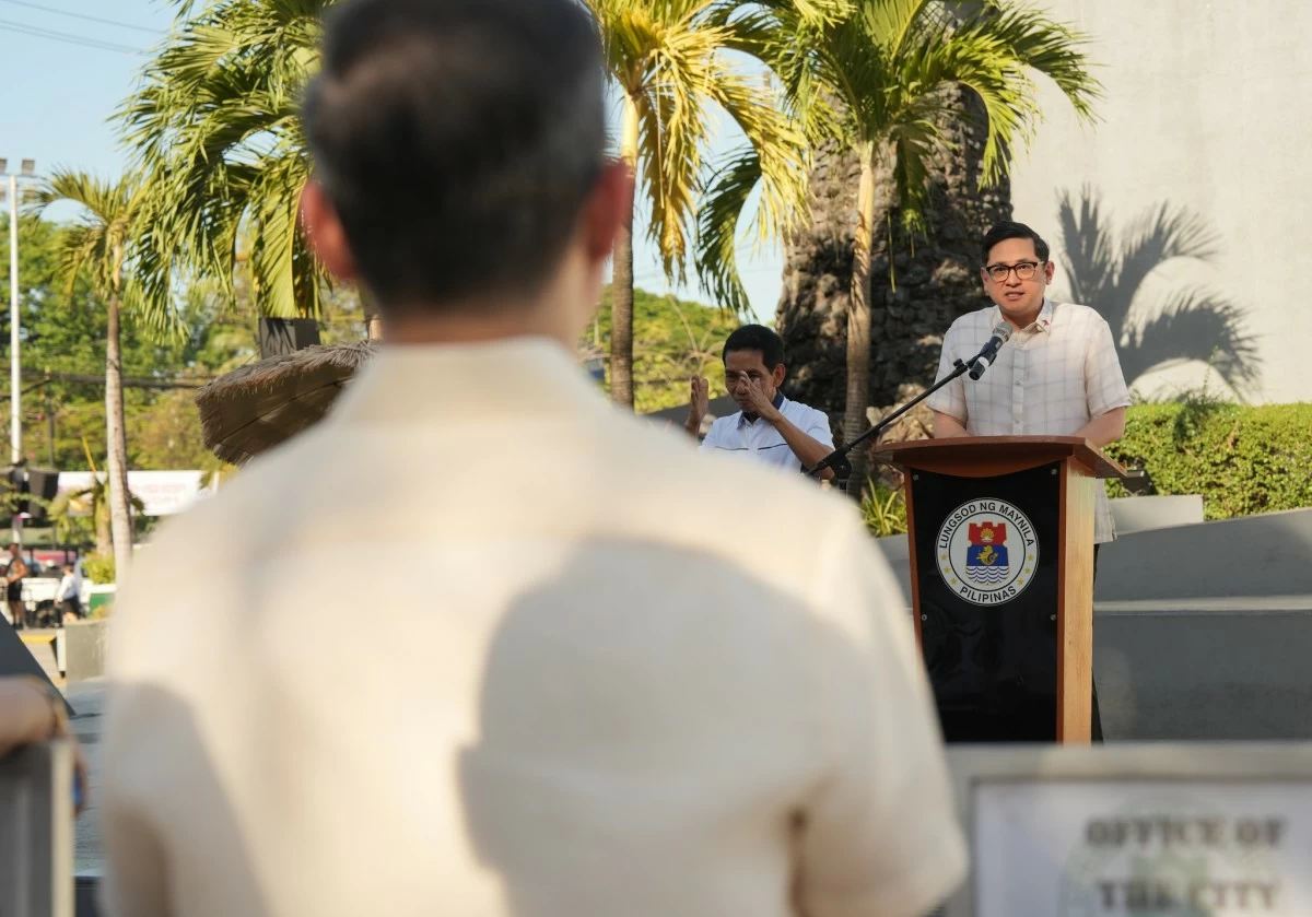 Sen. Bam Aquino speaks before Manila City Hall officials during the flag-raising ceremony, where he presented education updates for the city.