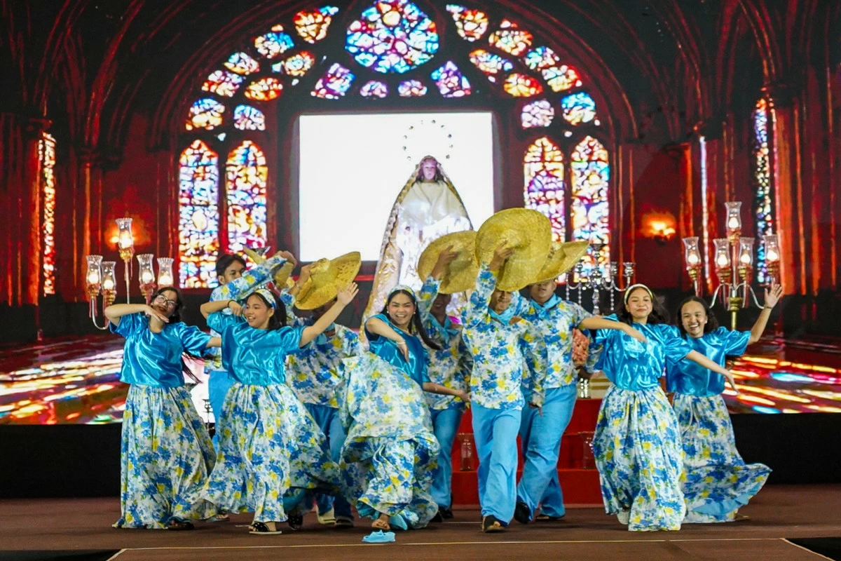 HAIL HOLY QUEEN The Manila Hotel’s ‘Flores de Mayo: Dalisay at Halimuyak’ pays tribute to the Filipino tradition devoted to the Blessed Virgin Mary. (Photo: JL Abrina/Manila Bulletin)