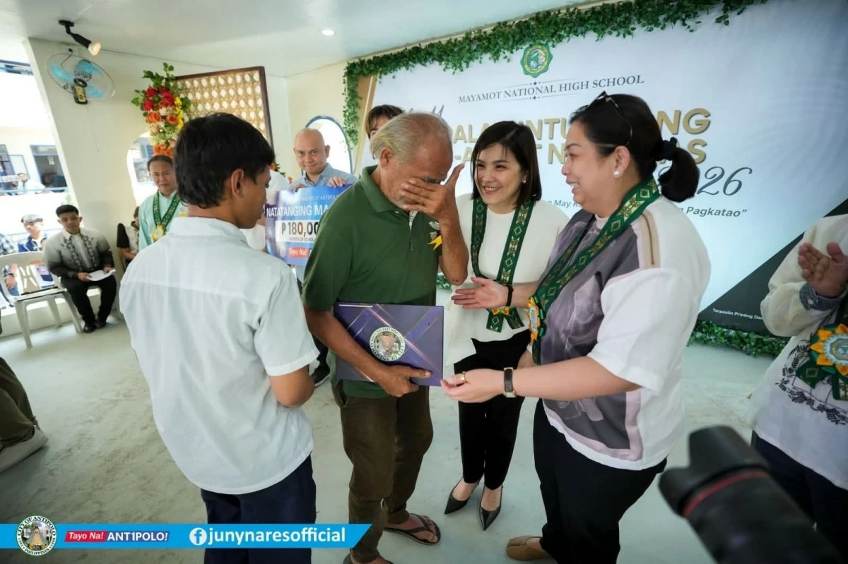 A graduate of Mayamot National High School in Antipolo City is recognized as a Natatanging Mag-aaral Awardee and receives a P180,000 scholarship grant, together with his guardian. (Photos from Mayor Jun Ynares/Facebook)