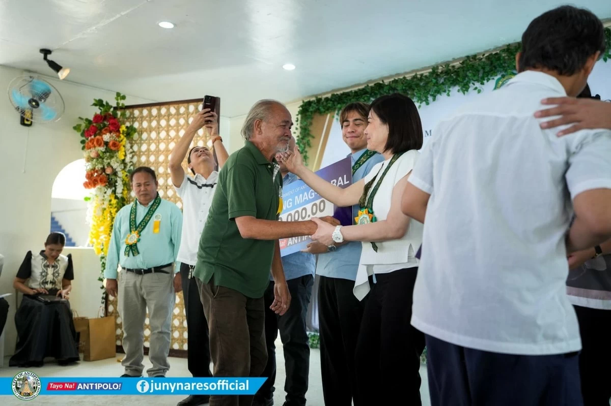 A graduate of Mayamot National High School in Antipolo City is recognized as a Natatanging Mag-aaral Awardee and receives a P180,000 scholarship grant, together with his guardian. (Photos from Mayor Jun Ynares/Facebook)