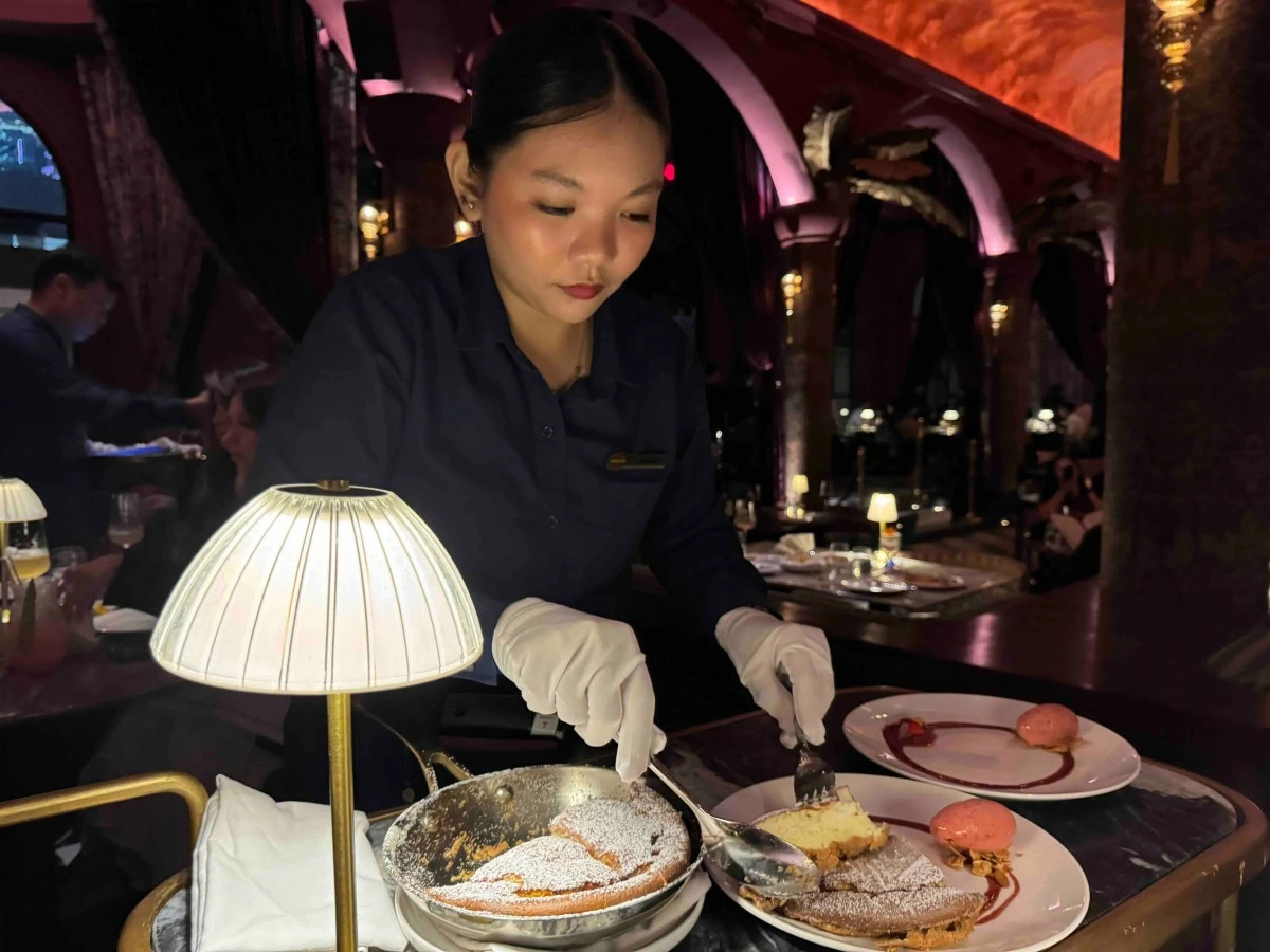 SWEET FINISH A server presents the Kaiserschmarrn, Medusa’s Austrian-style soufflé pancake served with strawberries, candied almonds, and strawberry sorbet. (Photo: Feliciano Rodriguez III/Manila Bulletin)