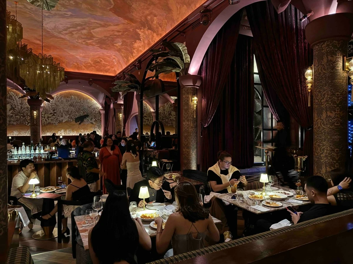 MIDNIGHT GLAMOUR Plush curtains, mirrored surfaces, and dramatic lighting shape Medusa’s Art Deco-inspired interiors. (Photo: Feliciano Rodriguez III/Manila Bulletin)