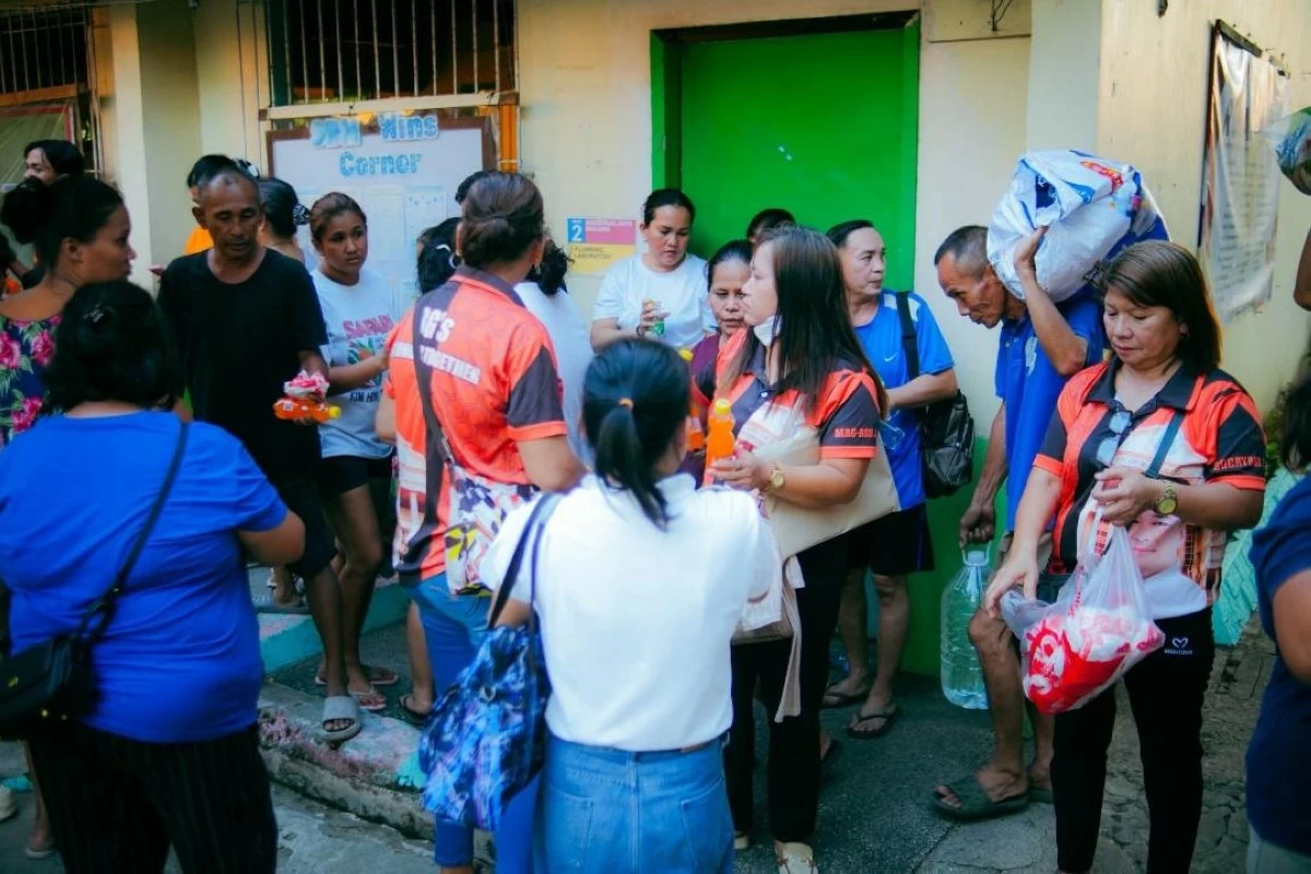 
BACOLOD fire victims receive aid from the city government. (Mayor Greg Gasataya FB) 
