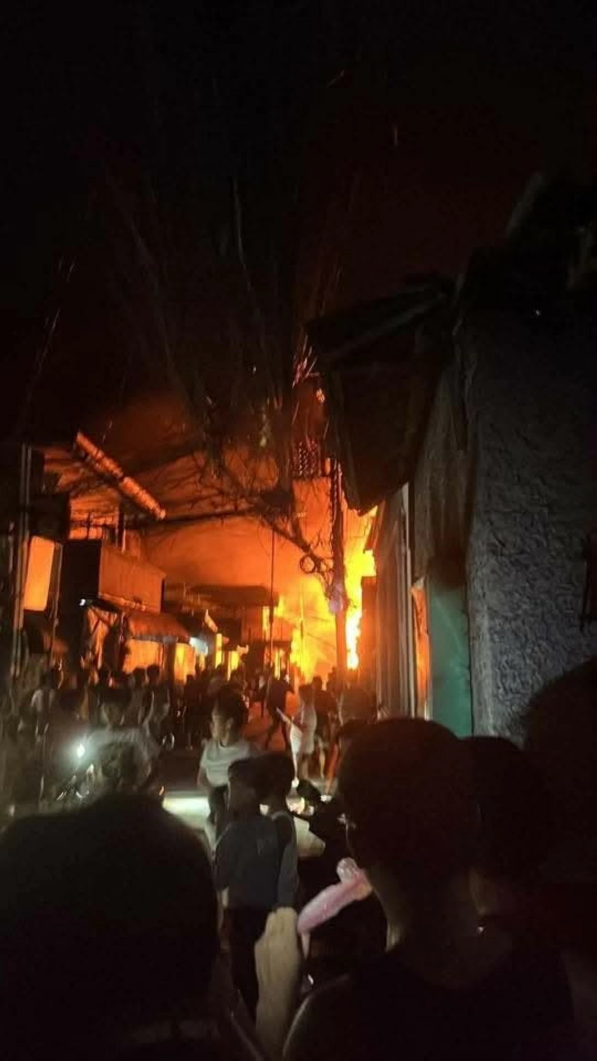 Fire hits residential area in Tangos, Navotas City on Thursday, May 14. (Photo courtesy of Philippine Emergency Alerts)