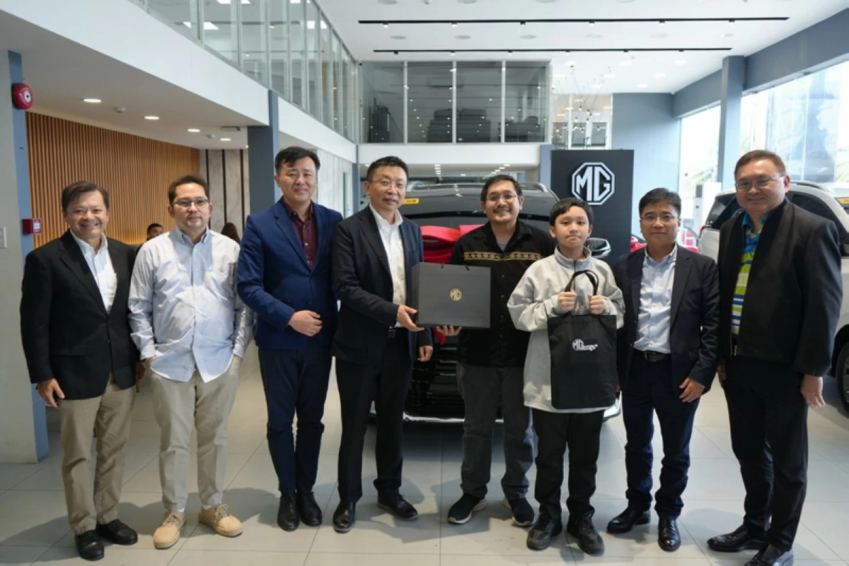 From left: Harish Paredes, Sales Consultant, MG Alabang, Auto Icon, Inc.; Ding Pengbo, Regional Sales Director, MG Philippines; Cris Bofill, SVP Operation, Auto Icon, Inc.; Atty. Alberto B. Arcilla, President, Auto Icon, Inc.; Karl Magsuci, Vice President, MG Philippines; Ms. Lilibeth Flores, General Manager, MG Alabang, Auto Icon, Inc.; Reginald and Matthew Gregorio, Client; Zhang Weiwei, President, MG Philippines; Yang Huaijin, President, SAIC Motor Commercial Vehicle; Mauro Cortez, Client; Kristofer Medalio, Client; Darrel Chris Dela Cruz, Sales Manager, MG Alabang, Auto Icon, Inc.; Dexter Co, Chairman and Dealer Principal, Auto Icon, Inc.; Zhao Aimin, Vice President, SAIC Motor Commercial Vehicle; Bien Bing Bong Laserna, Sales Consultant, MG Alabang, Auto Icon, Inc.