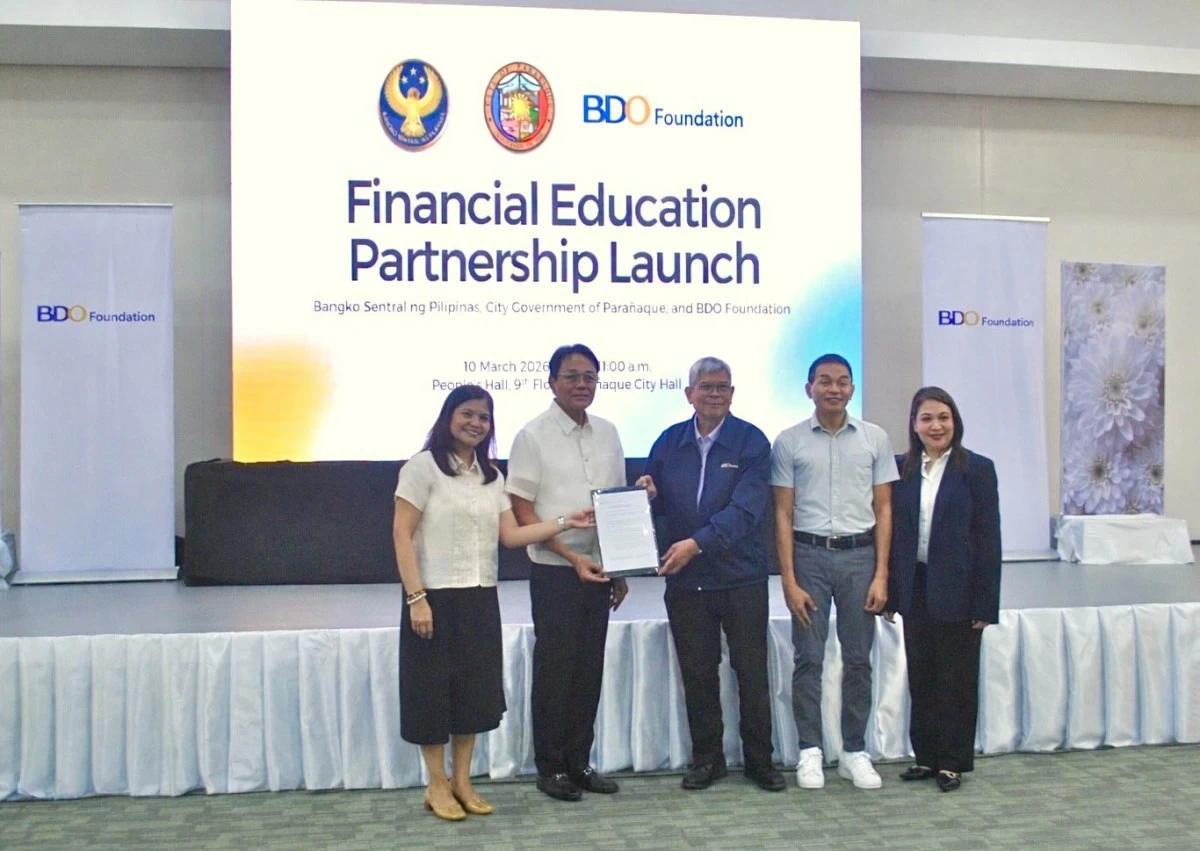 Representatives from Parañaque’s fisheries sector, BSP, BDO Foundation, and other stakeholders gather at the Parañaque city hall to witness the launch of the partners’ financial education program.
