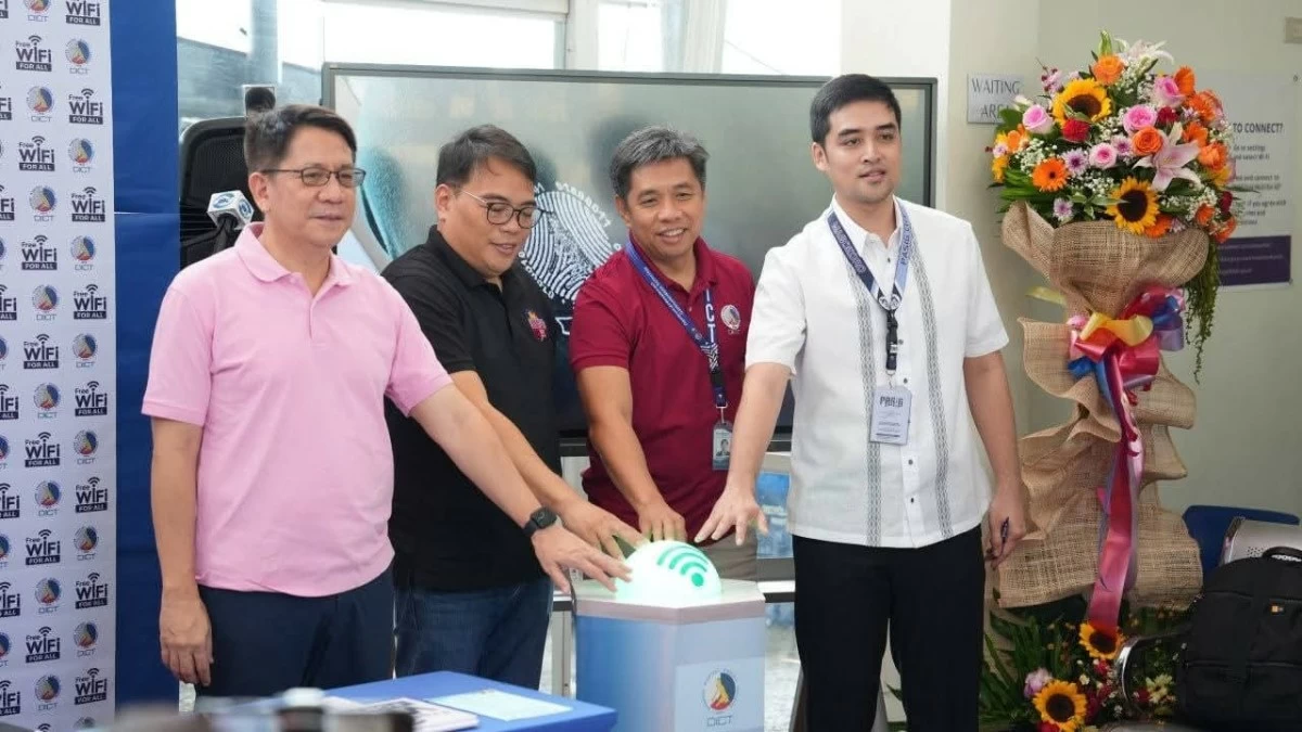 Pasig City Mayor Vico Sotto and Congressman Roman Romulo join the MMDA and DICT during the ceremonial activation of free Wi-Fi at the San Joaquin Ferry Station in Pasig City (Photos from Mayor Vico Sotto/Facebook)