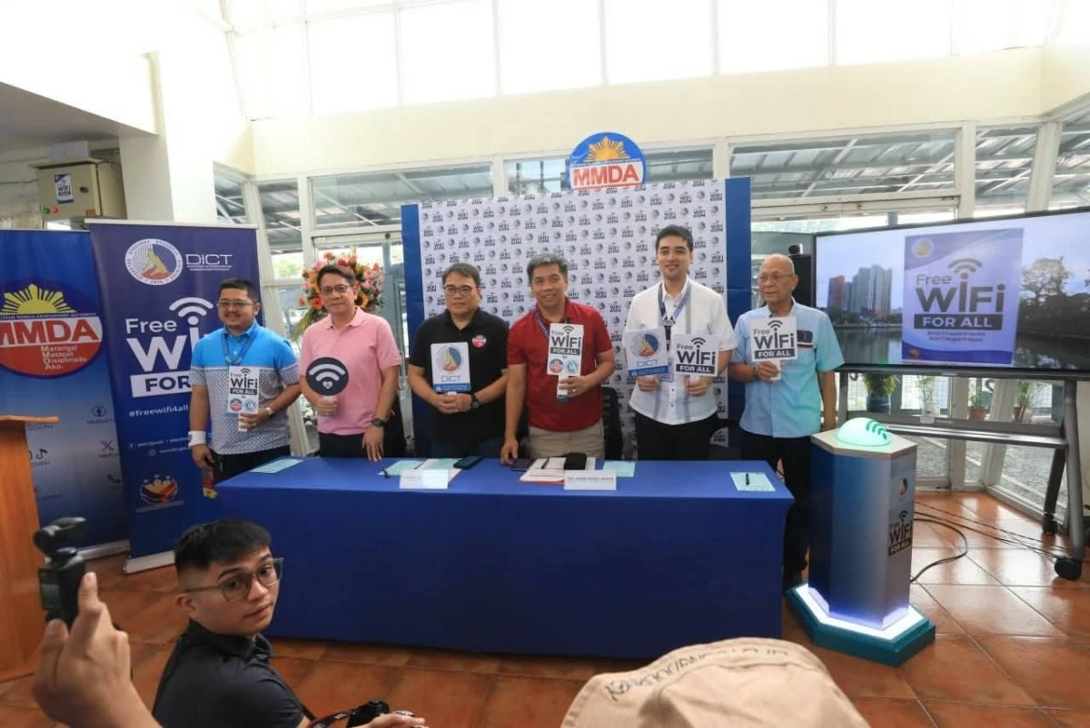 Pasig City Mayor Vico Sotto and Congressman Roman Romulo join the MMDA and DICT during the ceremonial activation of free Wi-Fi at the San Joaquin Ferry Station in Pasig City (Photos from Mayor Vico Sotto/Facebook)