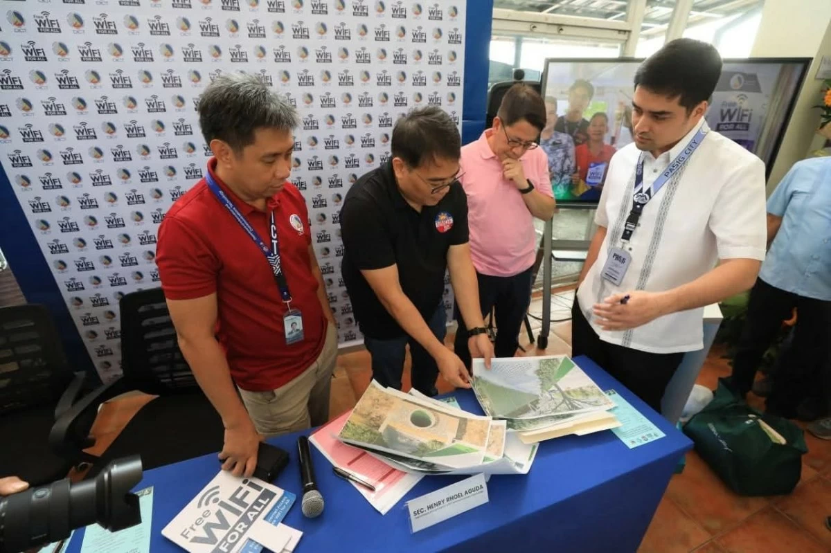 Pasig City Mayor Vico Sotto and Congressman Roman Romulo join the MMDA and DICT during the ceremonial activation of free Wi-Fi at the San Joaquin Ferry Station in Pasig City (Photos from Mayor Vico Sotto/Facebook)