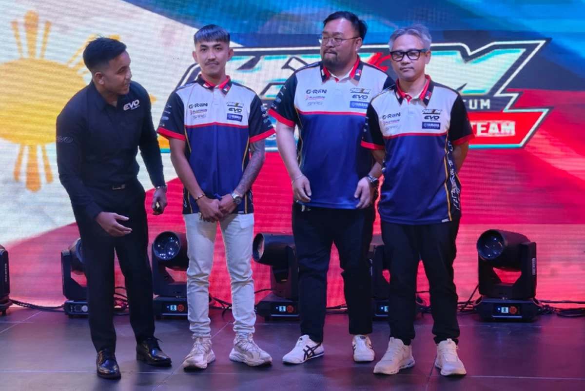 From left: Evo Helmets CEO, Michael Buce; rider John Emerson Inguito, 4S1M CEO, Mark Tan; and 4S1M manager, Jeff Alvarez.
