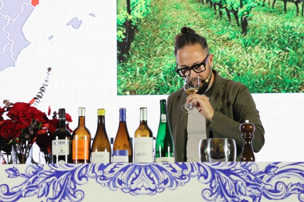 POUR DECISIONS Fernando Mora guía a los invitados a través de una degustación de vinos tintos y blancos españoles durante (Foto: Spain Fusion)