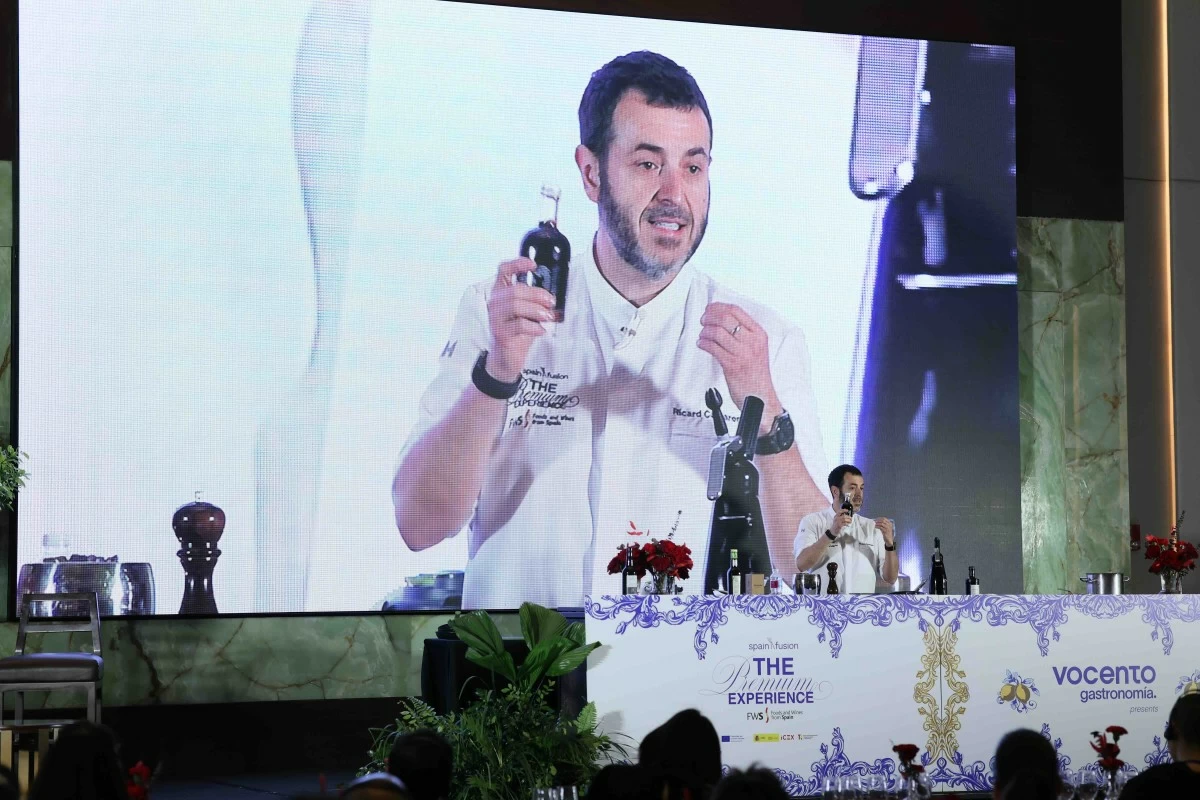 MICHELIN SE MUEVE Ricard Camarena demuestra su enfoque de la cocina española impulsado por los ingredientes. (Foto: España Fusión)