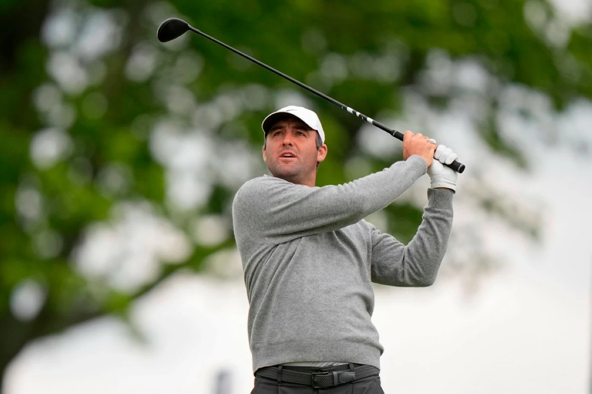 Fans watch Scottie Scheffler hits on the eighth green during the first round of the PGA Championship golf tournament at Aronimink Golf Club, Thursday, May 14, 2026, in Newtown Square, PA. (AP Photo/Frank Franklin II)