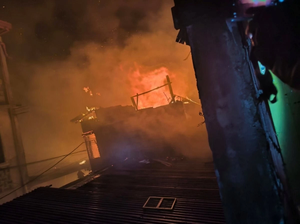 The fire in Barangay Sta. Ana in Pateros on May 14 (Photo from the Pateros Downtown Fire and Rescue Volunteer on Facebook) 