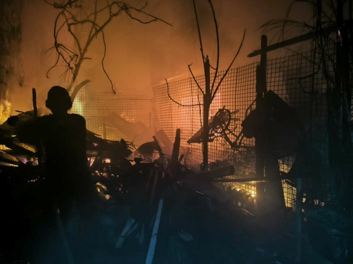 The fire in Barangay Sta. Ana in Pateros on May 14 (Photo from the Pateros Downtown Fire and Rescue Volunteer on Facebook) 