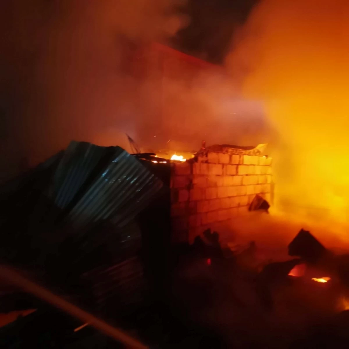 The fire in Barangay Sta. Ana in Pateros on May 14 (Photo from the Pateros Downtown Fire and Rescue Volunteer on Facebook) 