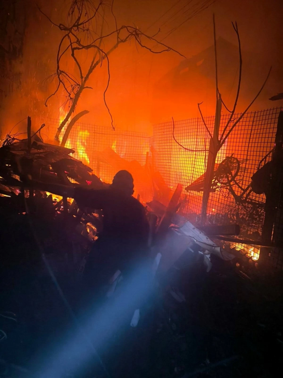 The fire in Barangay Sta. Ana in Pateros on May 14 (Photo from the Pateros Downtown Fire and Rescue Volunteer on Facebook) 