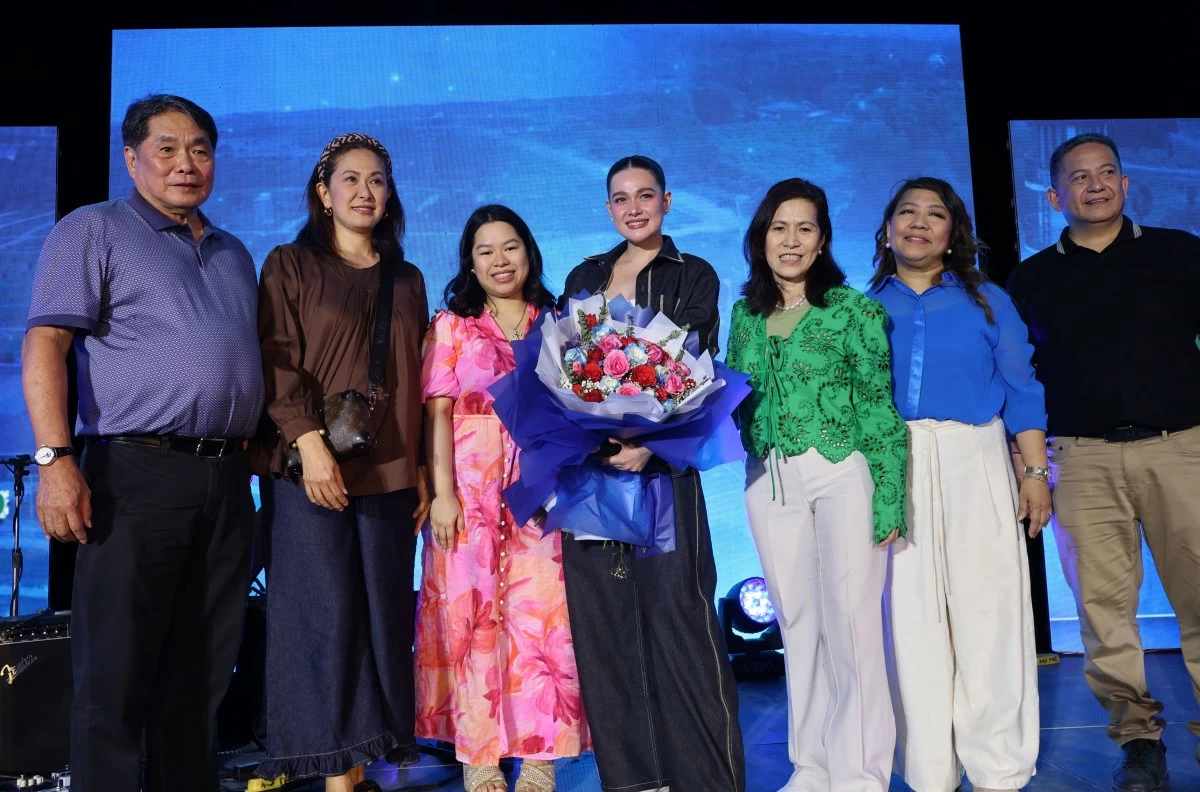 Sta. Lucia Land executives: President and CEO Exequiel Robles, Mall Vice President for Finance and Admin Annie Robles-Andres, Supermarket Manager Mara Manahan, Brand Ambassador Bea Alonzo, and Director Irene Robles with 1 Premiere Land Vice President Ellen Dimaculangan and 1 Premiere Land President Augustine Cayabyab Jr. (Photo: Sta. Lucia Land)