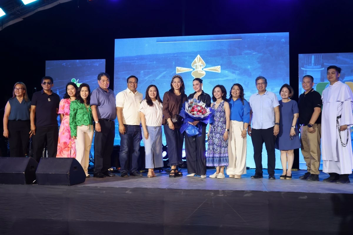Sta. Lucia Land Brand Ambassador Bea Alonzo was joined on stage by distinguished individuals during the event's closing. (Photo: Sta. Lucia Land)